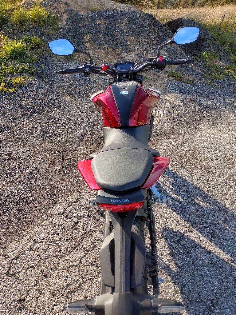 Vendo mota Honda cb125r 1100km