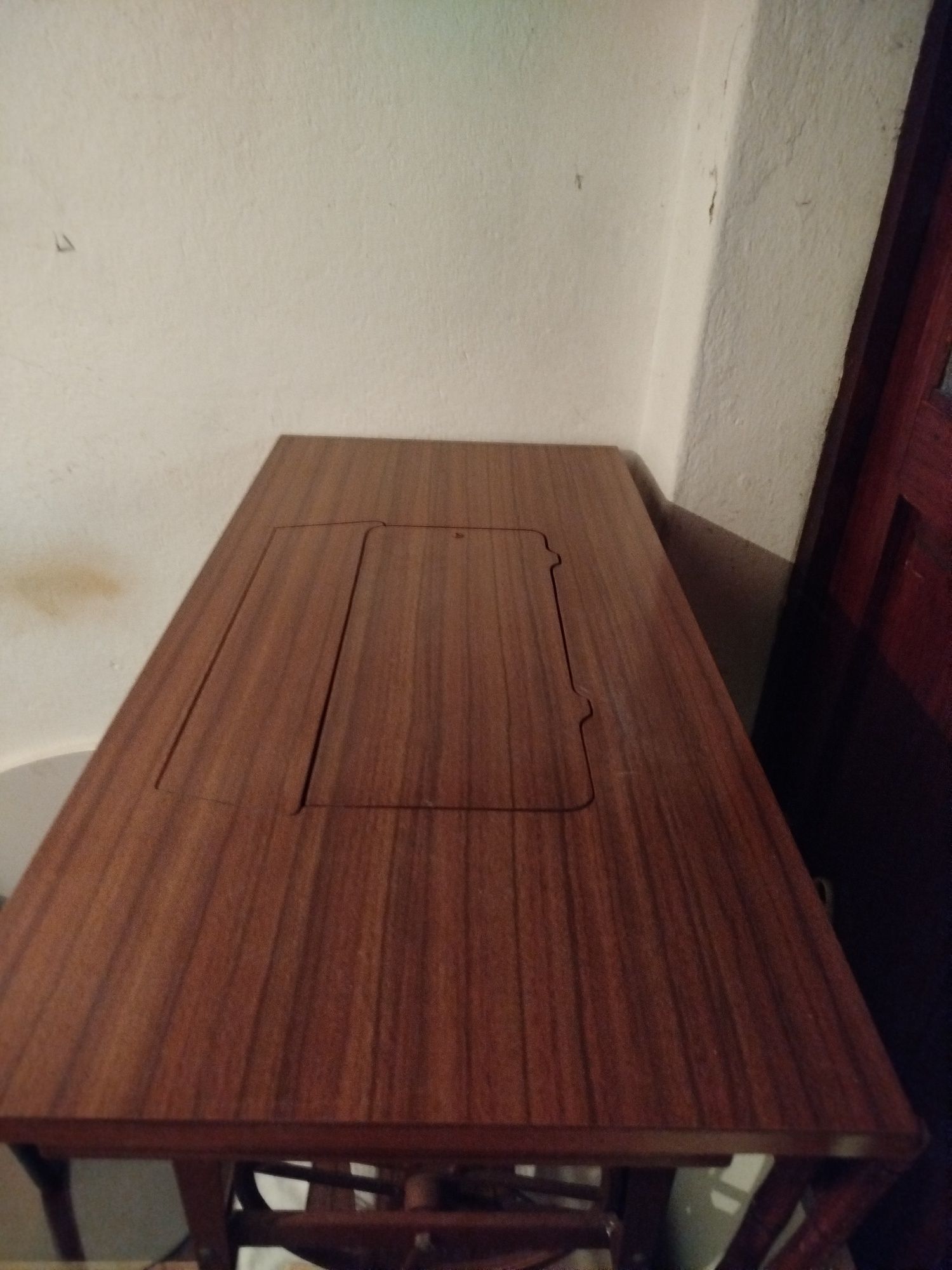 Máquina de costura Singer com movel