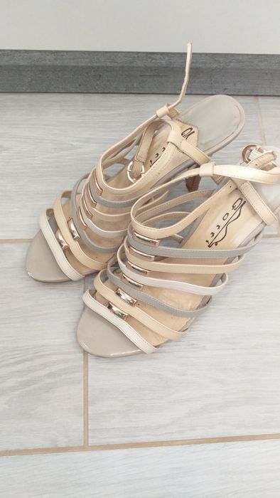 Босоніжки бежеві 38р