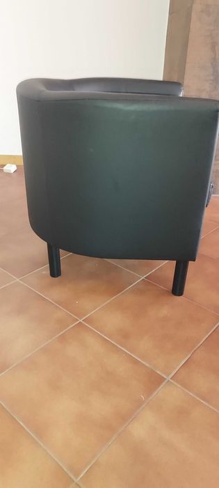 Poltrona em pele preta do ikea usada em bom estado