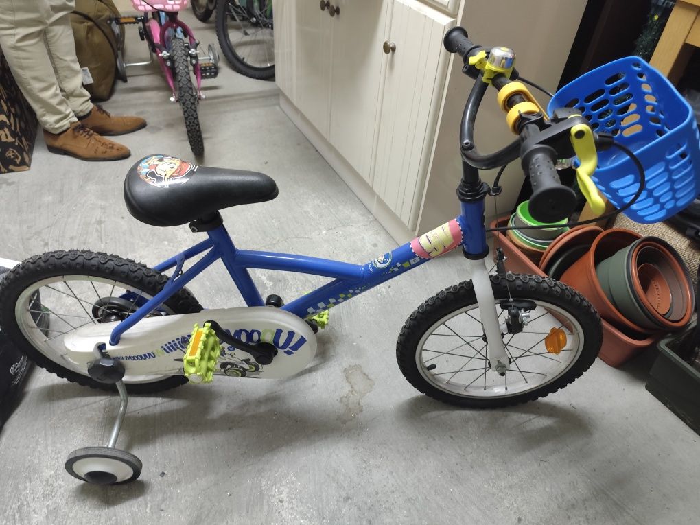 Bicicleta azul roda 12 com cestinho