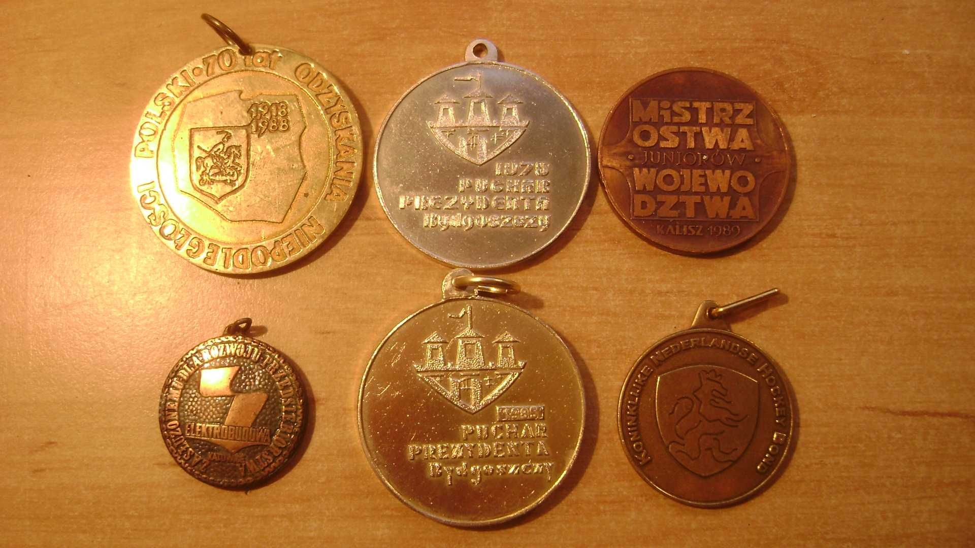 Starocie z PRL - SPORT = Zestaw 24 medale różne TANIO
