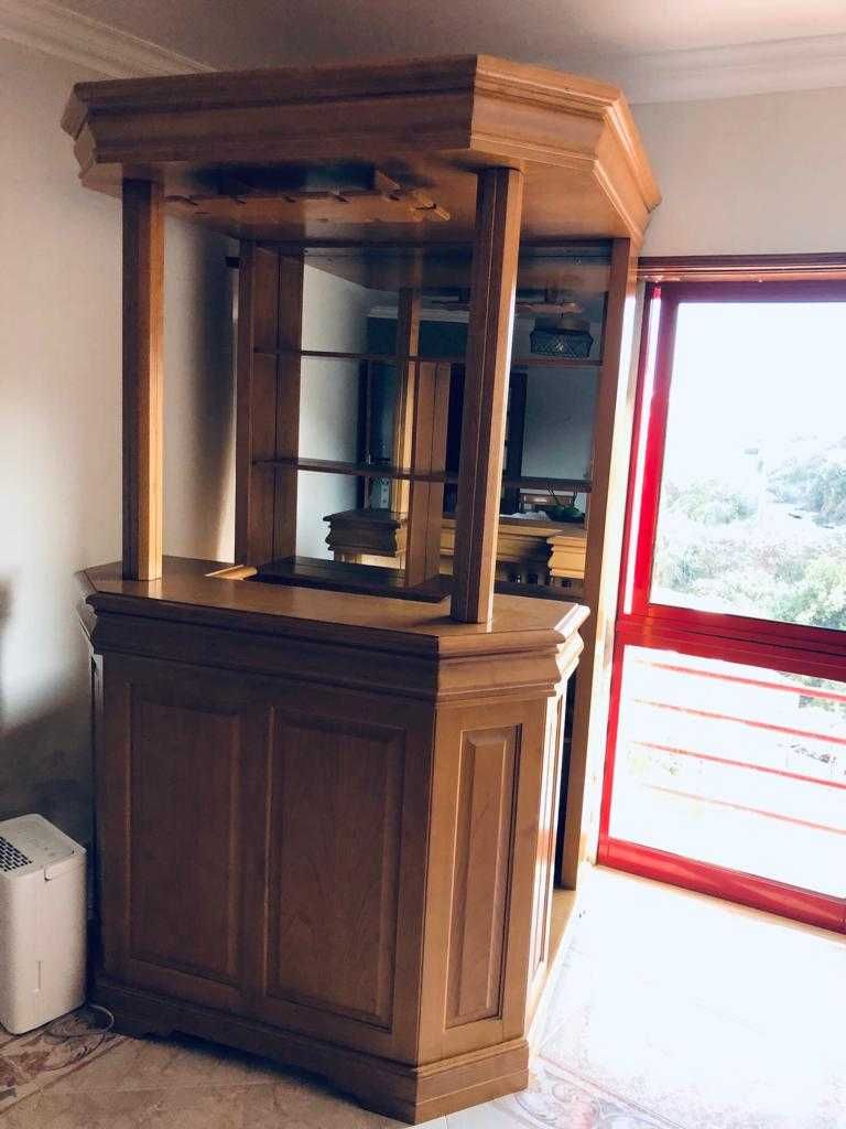 Vende se bar em madeira