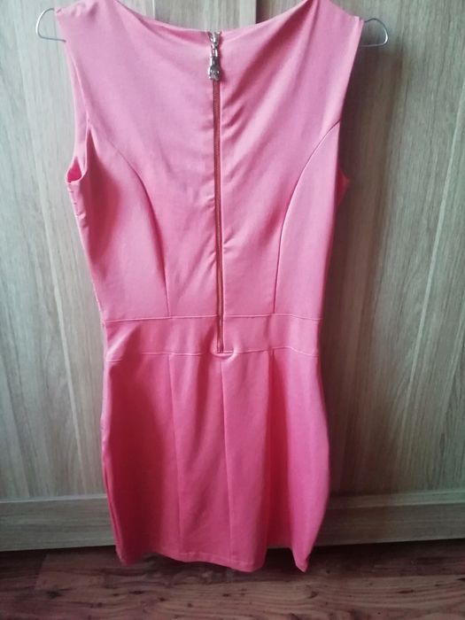 Śliczna łososiowa dopasowana sukienka rozmiar S polecam
