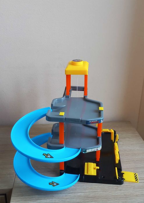 Дитяча парковка-гараж та трейлер з машинами