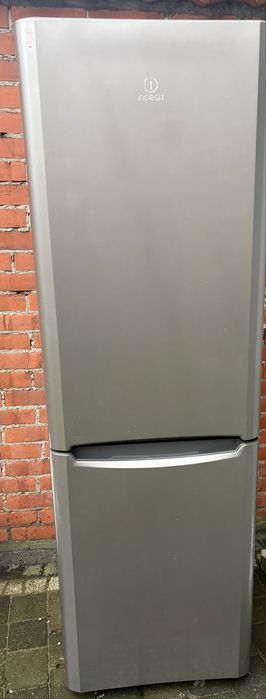 Lodówka srebrna Indesit