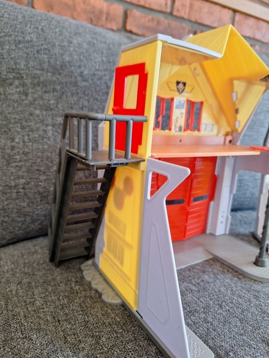 Remiza strażacka, strażak Sam