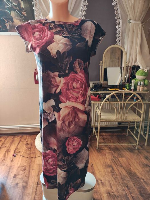 Śliczna kwiecista sukienka River Island rozmiar M / L motyw róż