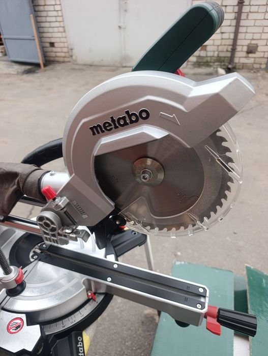 Торцовочная пила с протяжкой  Metabo KGS 216
