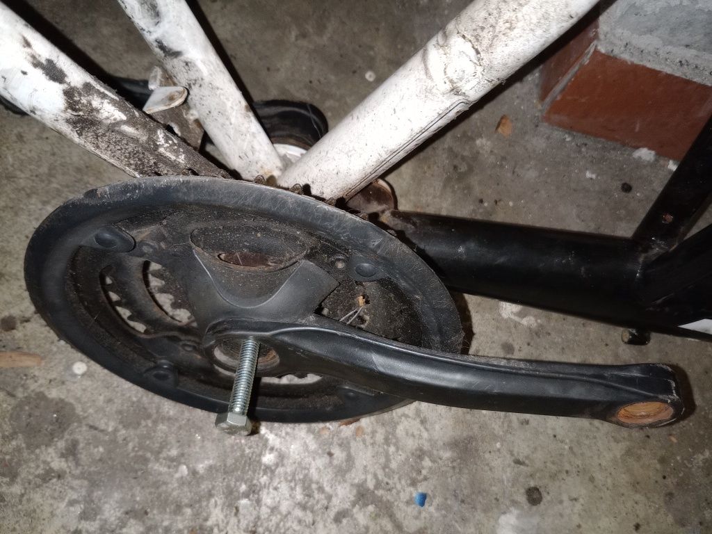 5€ quadro de bicicleta tem o amortecedor central e pedaleira para deso