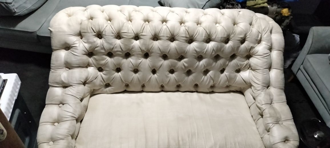 Bogato pikowana 2 osobowa sofa Chesterfield