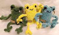 Żabka leggy frog wykonana na szydełku amigurumi handmade zawieszka 
Za