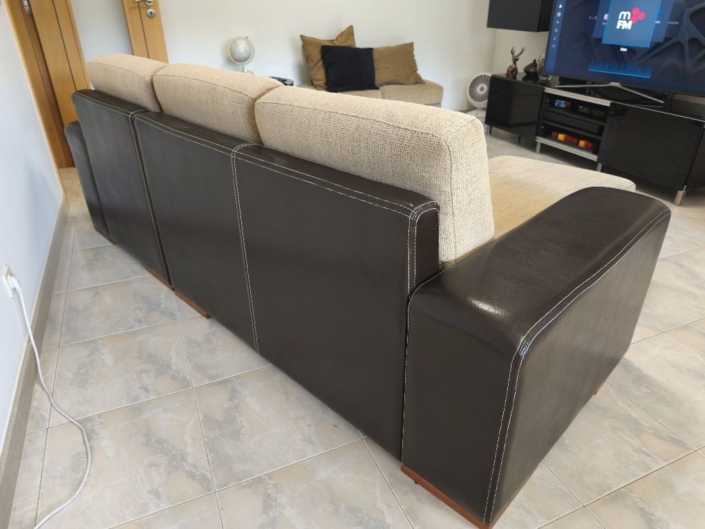 Sofá com chaise longa e 2 puffes