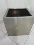 Vaso para plantas em inox altura: 36cm. Diâmetro: 29,5cm