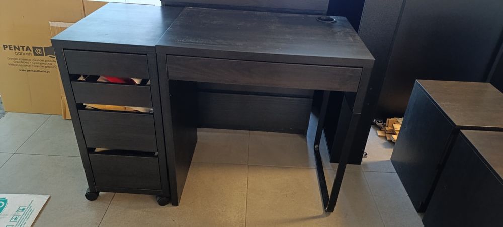 Secretaria e bloco de gavetas