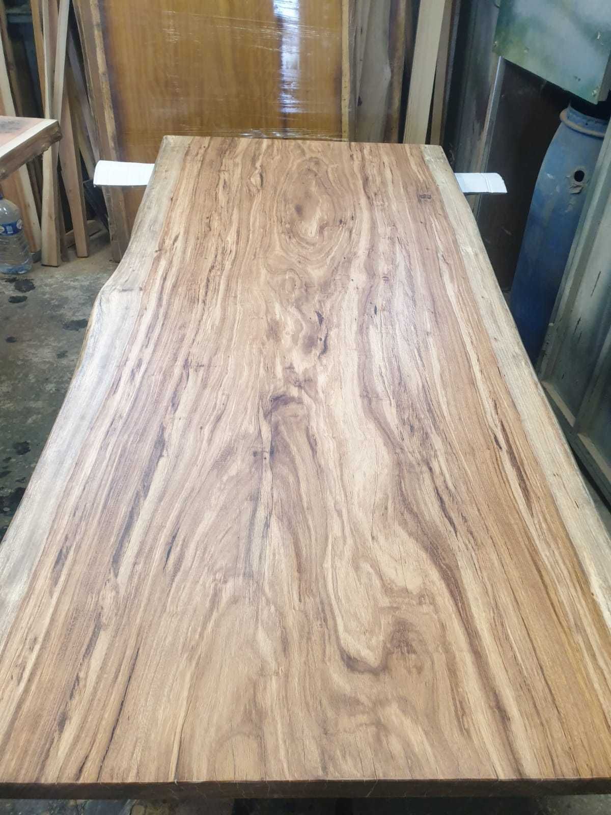 Mesa em madeira maciça rústica,borda o vivo.Rustic solid wood table