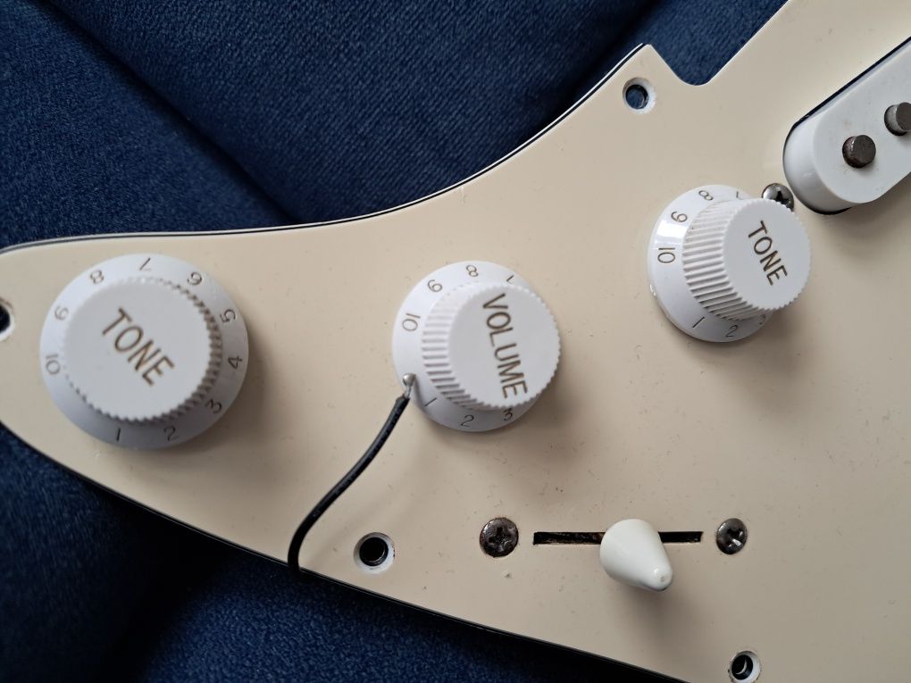 Elektronika z maskownicami do gitary strat