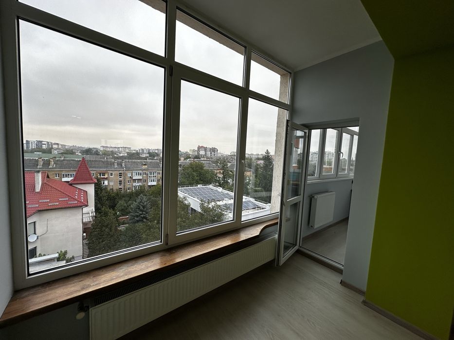 Продається простора 2-кімнатна квартира з коморою біля центру міста!