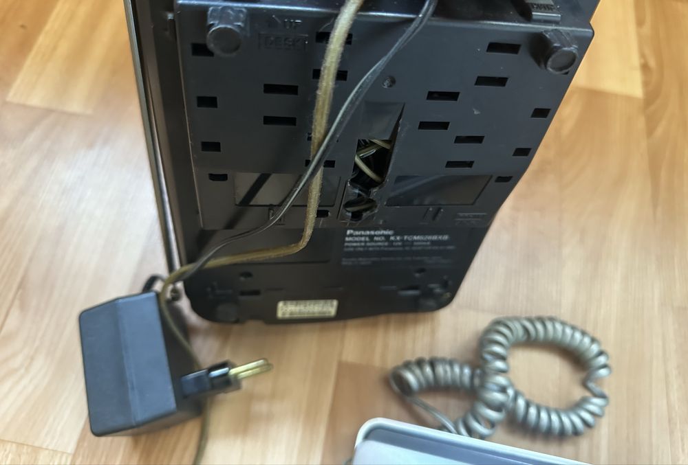 2 стаціонарні телефони Panasonic та Cameron