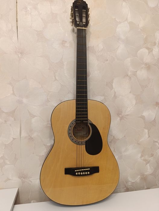 Продам гитару 6 струнная