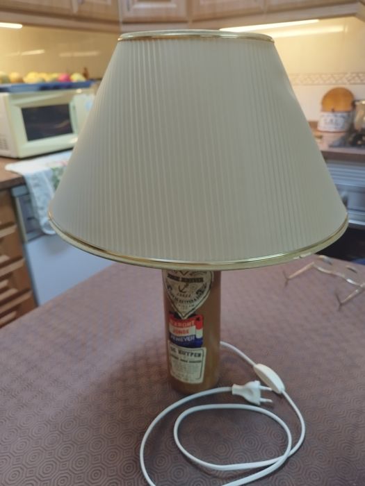 Candeeiro de mesa, com base  de garrafa antiga de genebra