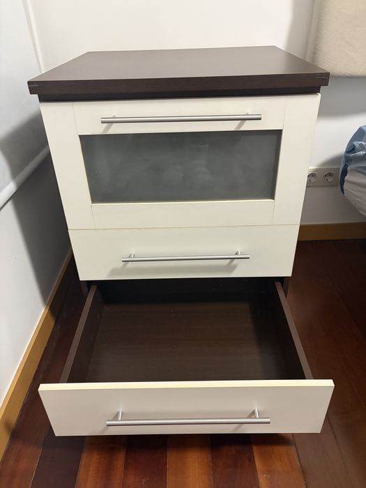 Criado mudo espaçoso em mandeira