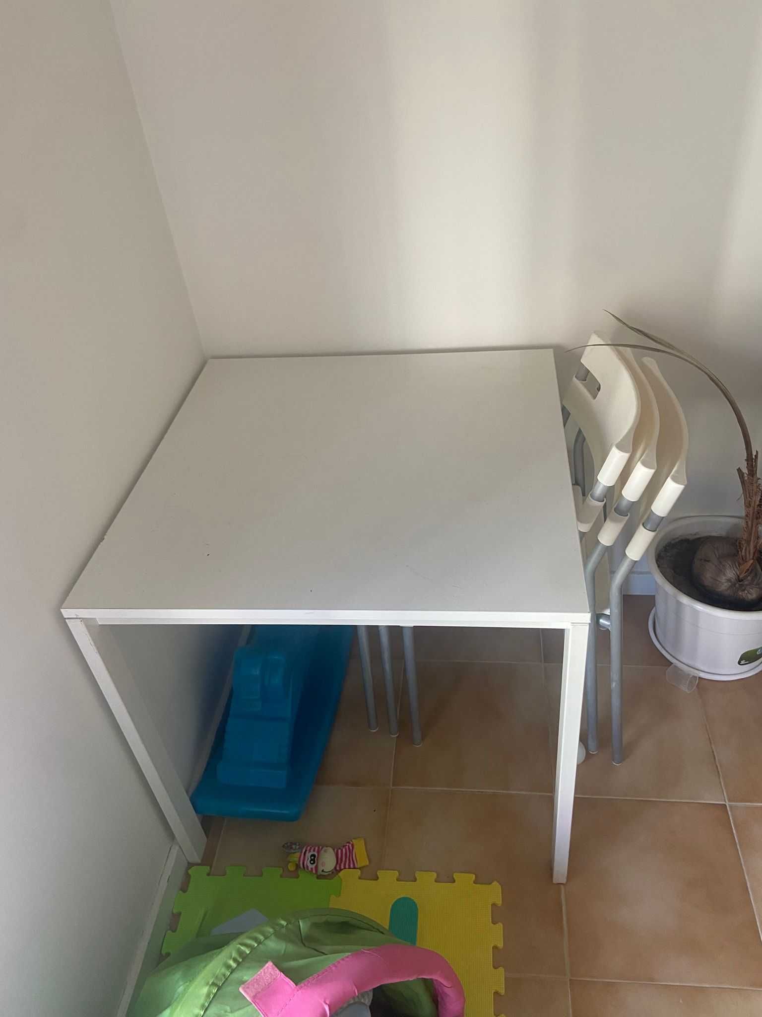 Mesa quadrada com cadeiras