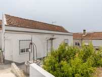 Moradia T2 remodelada | com logradouro | Laranjeiro, Almada