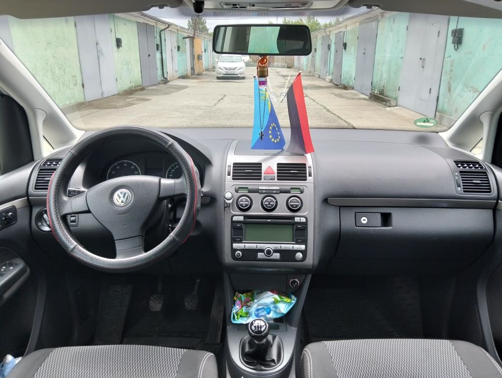 Продам Фольксваген Тоуран 1.4 turbo 103к.в 140к.с