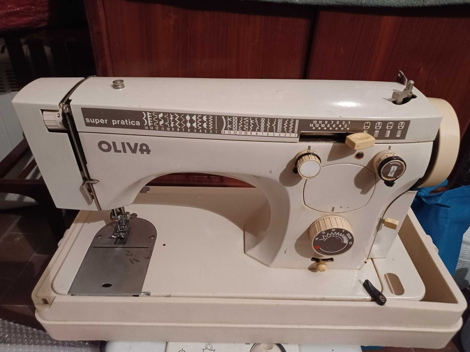 Máquina de Costura Oliva