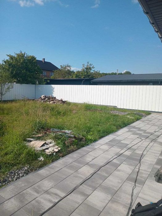 Бригада виконує будівельні  роботи.
Бетонні роботи: фундаменти, паркан