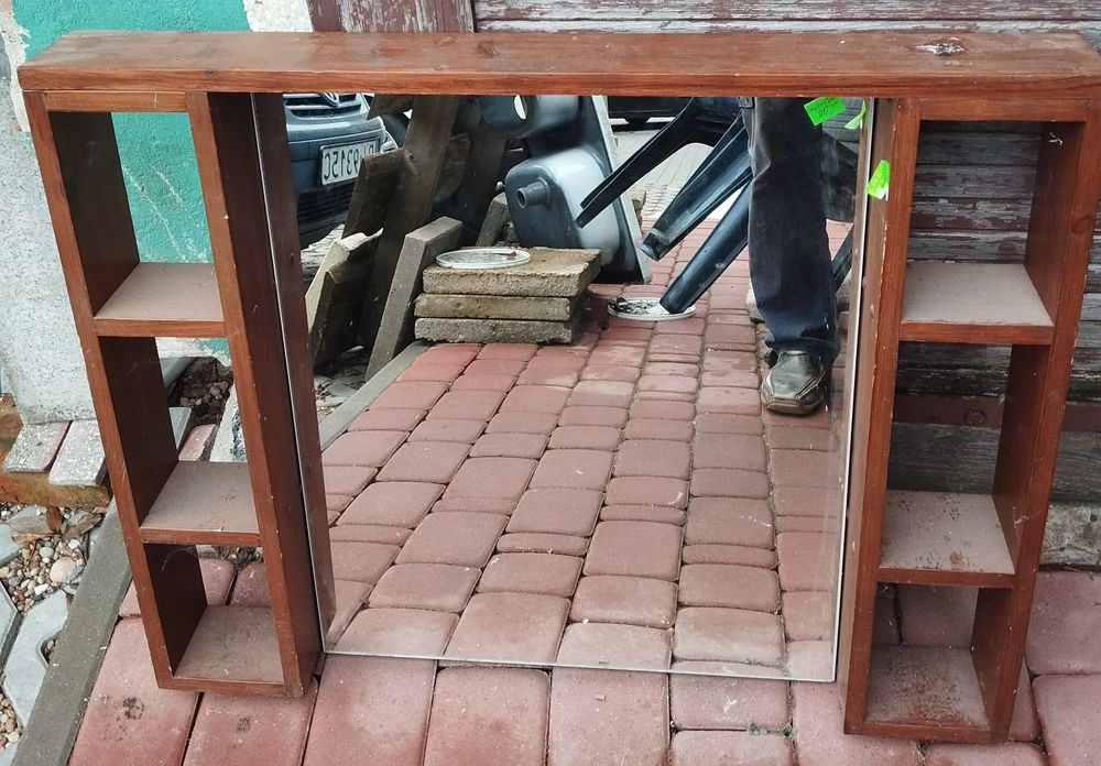 Lustro z pólkami