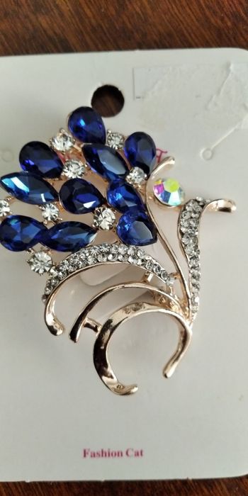 Продам брошь  новую.