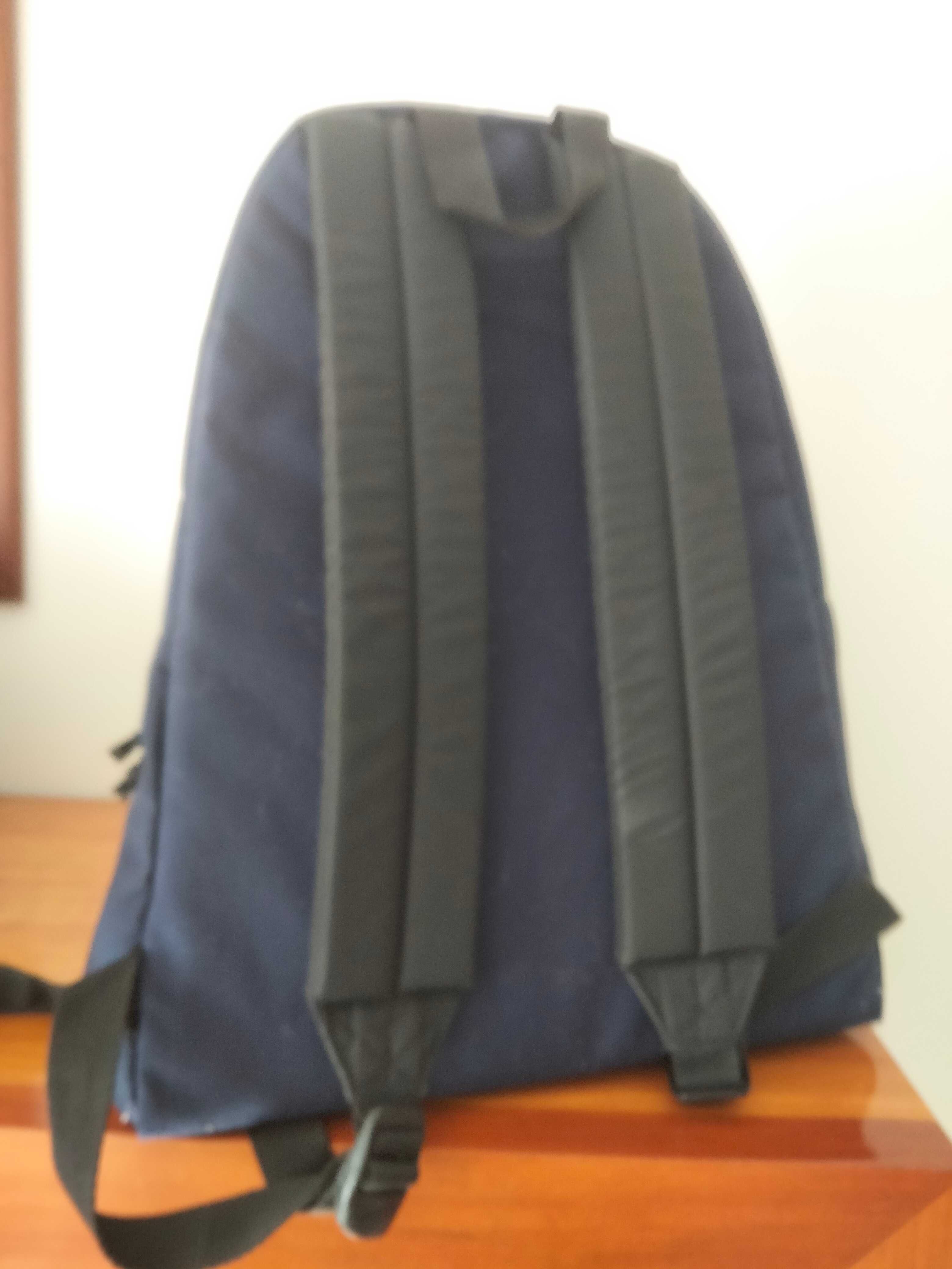 Mochila EASTPAK nova