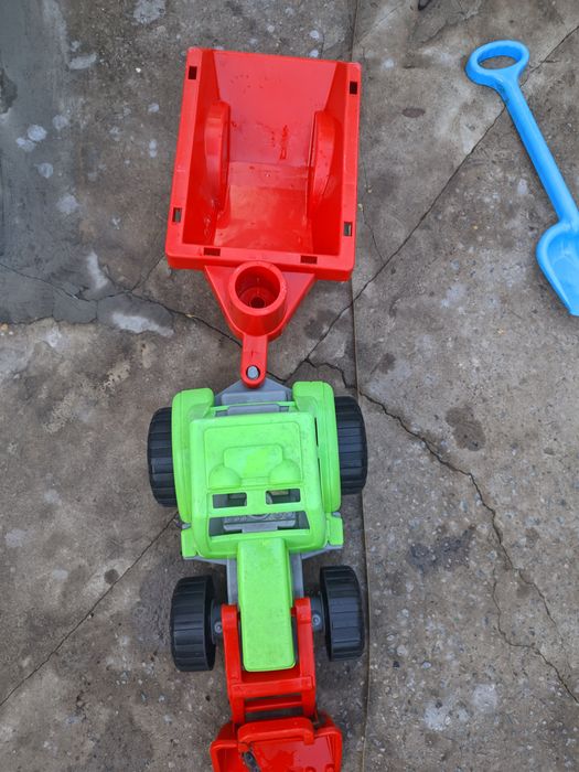 Детская игрушка  трактор с прицепом