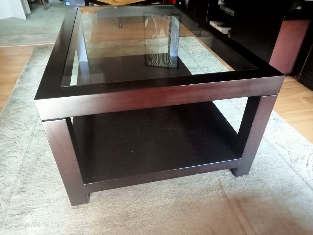 Mesa de centro em madeira com tampo em vidro