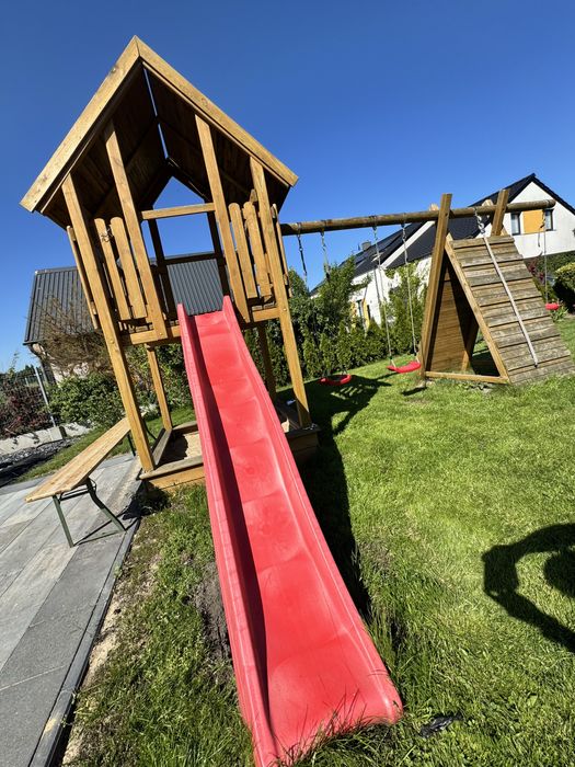 Plac zabaw , domek z piaskownicą i huśtawkami