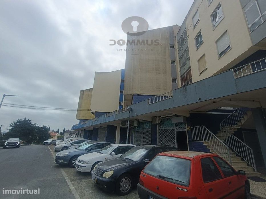 Loja de rua no centro de Loures