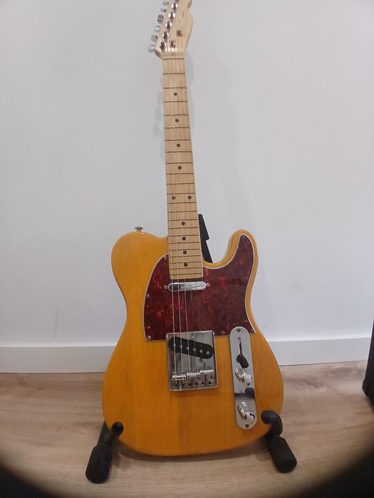 Guitarra eléctrica fender com tudo menos a caixa