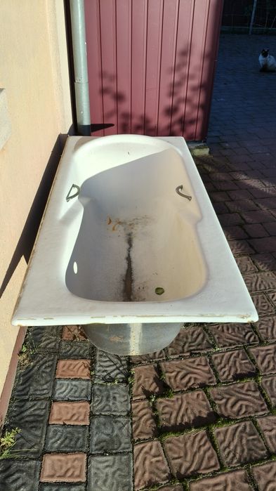 Чугунна ванна (потребує реставрації)