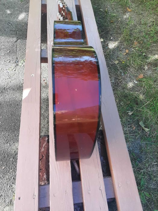 Акустическая гитара шесть струн