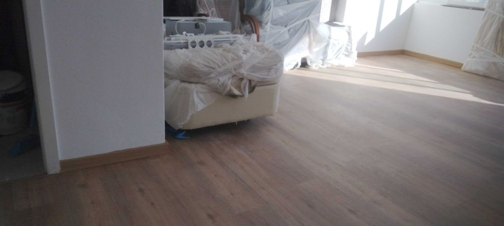 Colocação de chão flutuante e de vinil