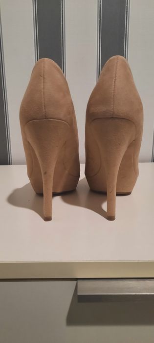 Szpilki, pantofle, buty na obcasie beżowe Mango roz.39