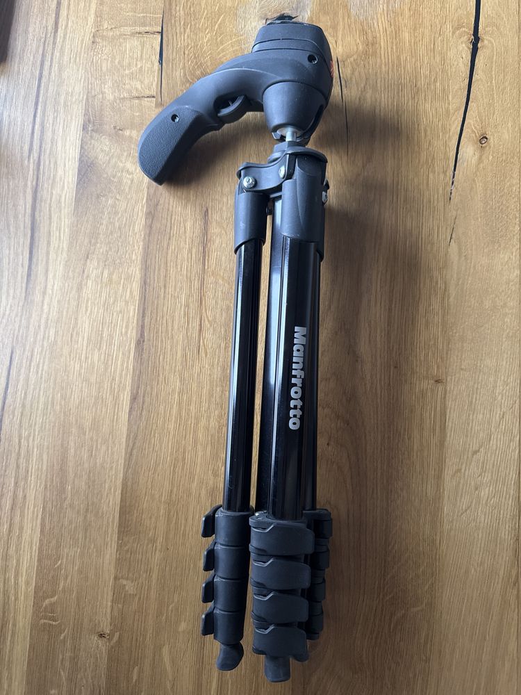 SHOULDERPOD X1 ze światłem, statywem Manfrotto oraz Mikrofonem Rode