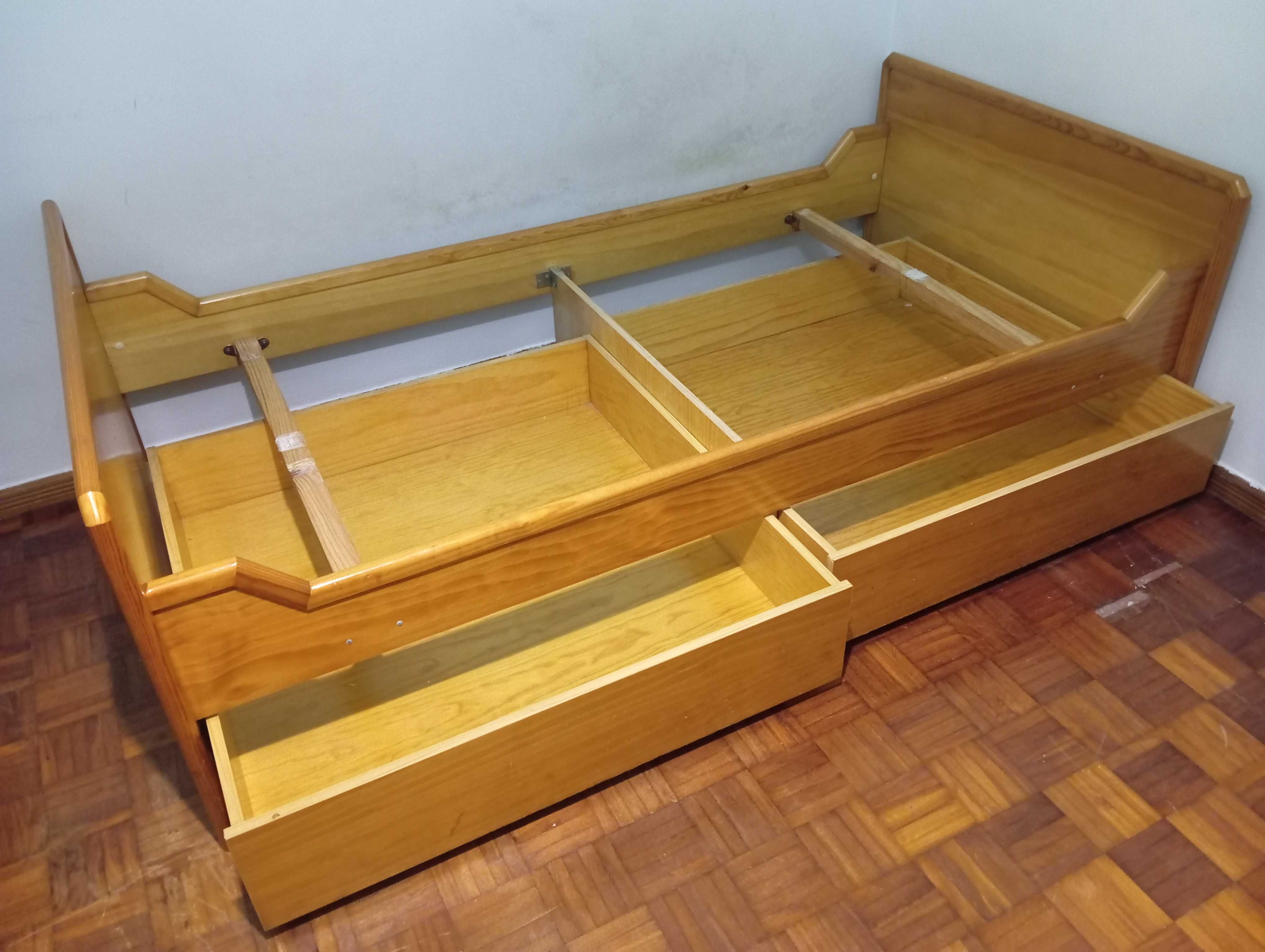 Cama Individual em Pinho Mel