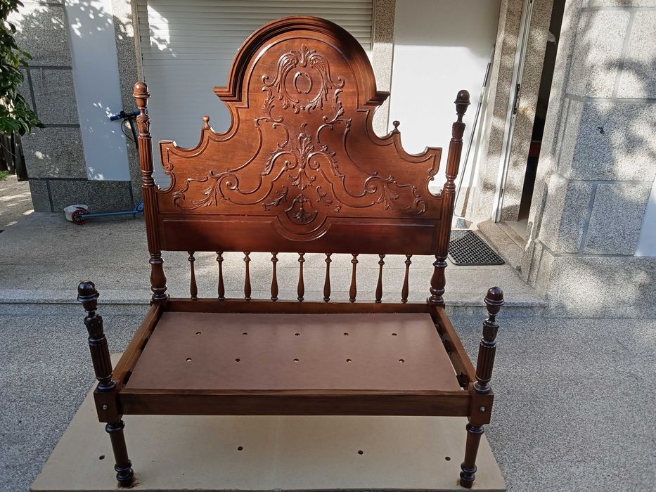 Mobilia de quarto (camas, mesinhas de cabeceiras, guarda fato, cómoda)