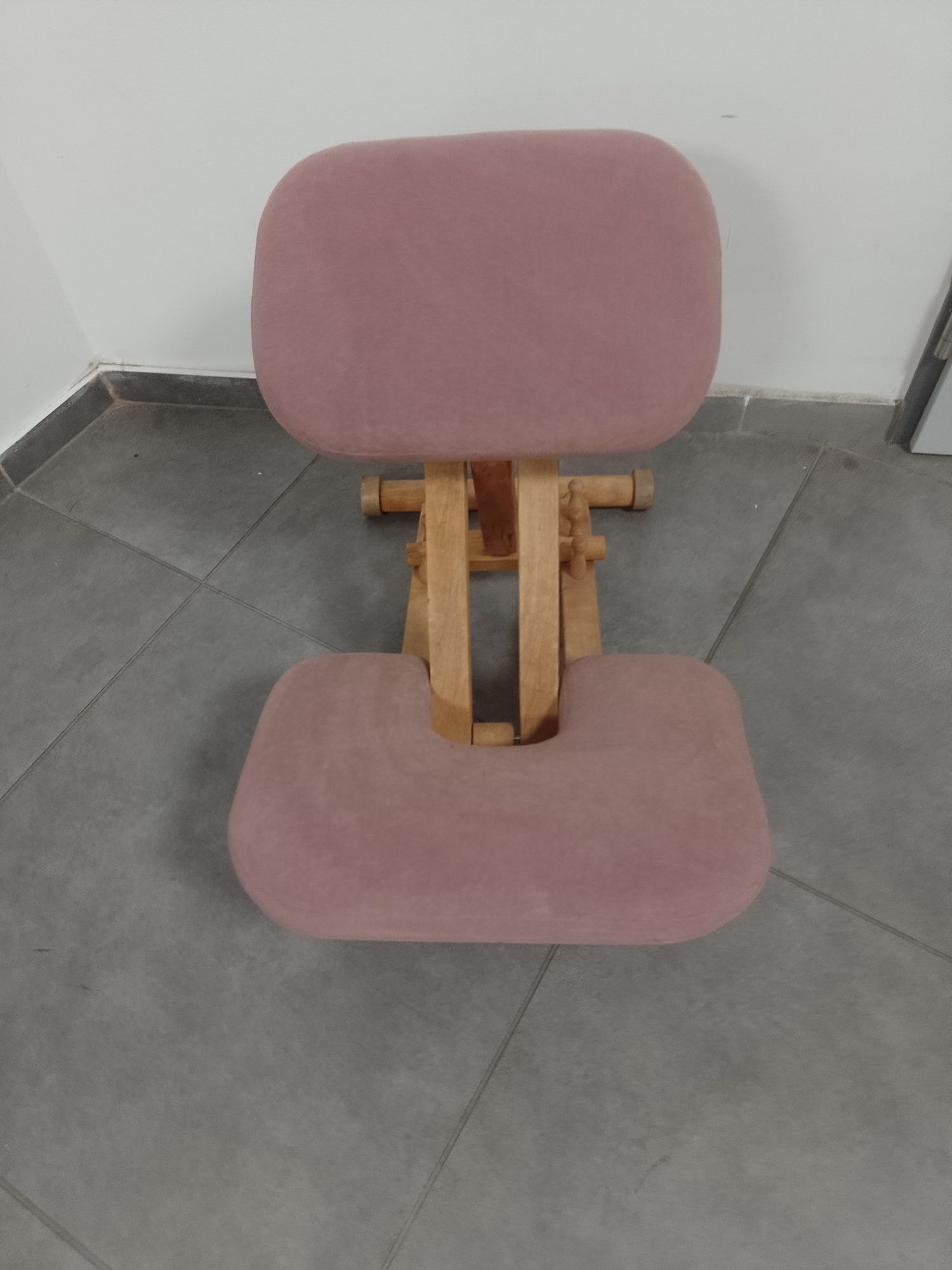 Sprzedam drewniany taboret.