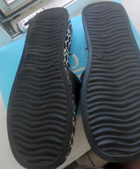 Нові шльопанці зі шкіри 39 розміру