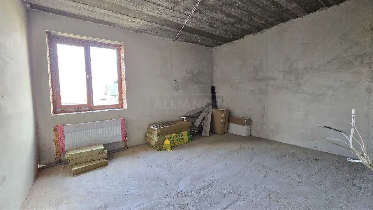 Будинок з великою ділянкою у передмісті Івано-Франківська