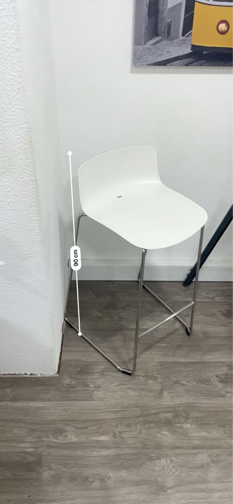 Mesa alta com dois bancos altos brancos